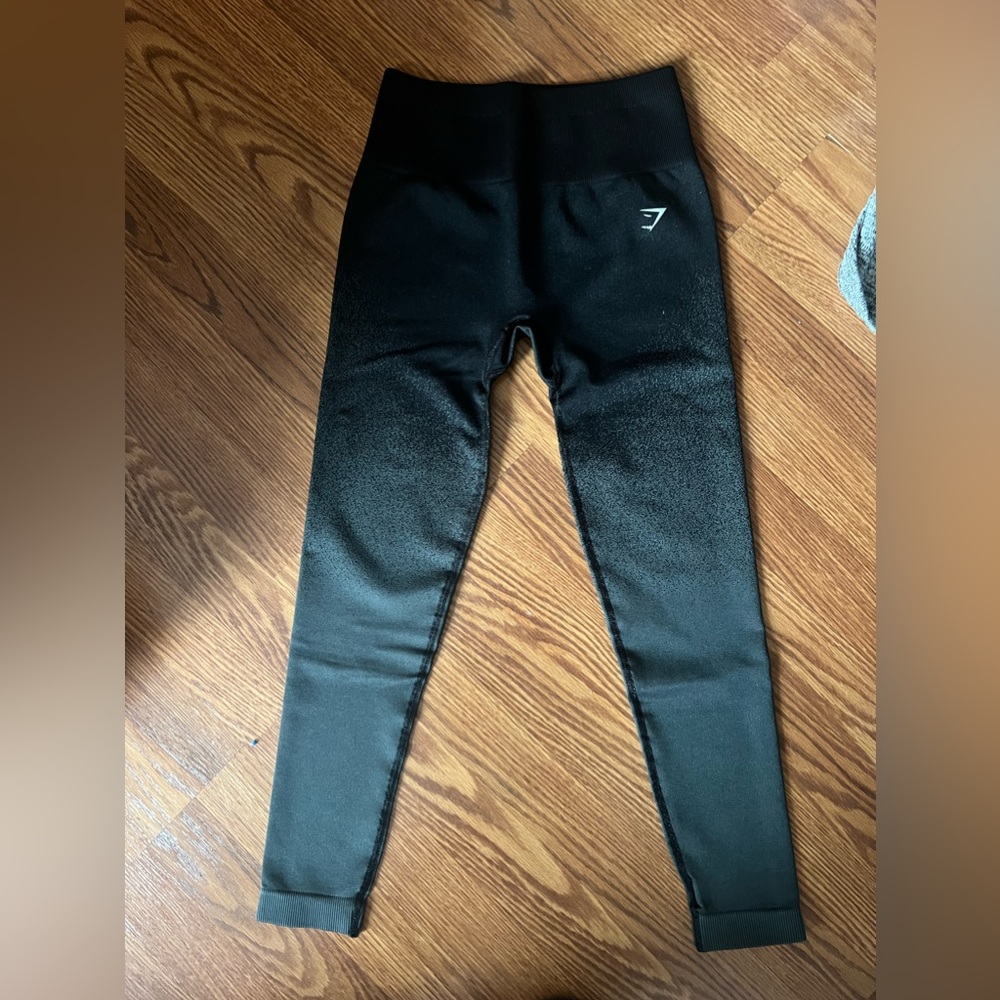 Brand new. Never warn GYMSHARK OMBRÉ LEGGINGS. size small.